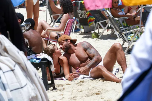 
					Jesus Luz é flagrado em clima íntimo em praia no Rio e assume romance
				
				