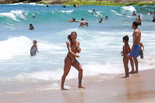
					Jesus Luz é flagrado em clima íntimo em praia no Rio e assume romance
				
				