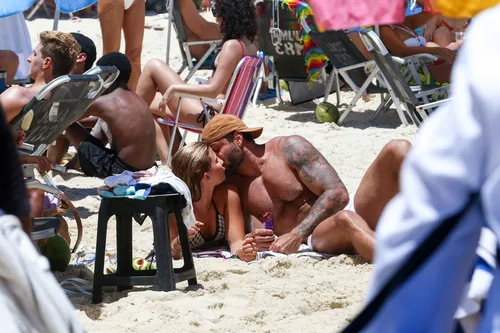 
					Jesus Luz é flagrado em clima íntimo em praia no Rio e assume romance
				
				