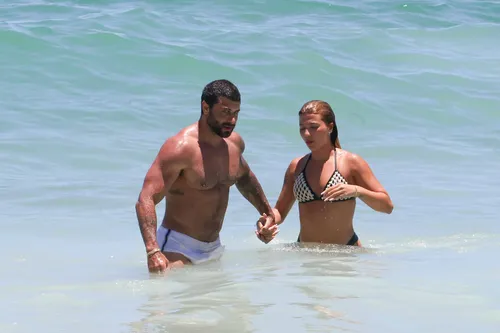 
					Jesus Luz é flagrado em clima íntimo em praia no Rio e assume romance
				
				