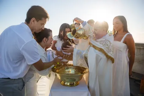
					João Gomes batiza filhos em evento luxuoso no Cristo Redentor; FOTOS
				
				