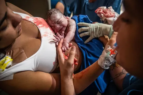 
					João Gomes e Ary Mirelle mostram fotos do nascimento do 2º filho; veja
				
				