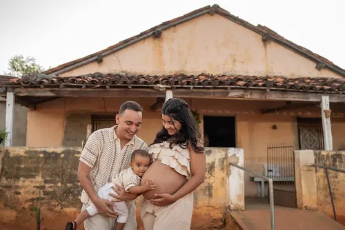 
					João Gomes encanta web com ensaio à espera do 2º filho; veja fotos
				
				