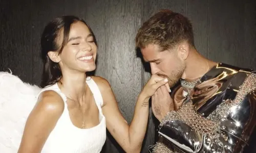 
					Bruna Marquezine chama atenção com roupa transparente em festa íntima
				
				