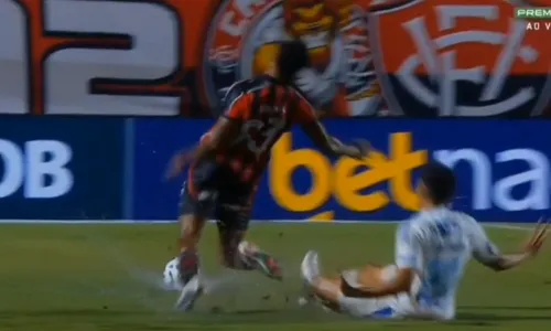 
				
					Jogador do Vitória sofre fratura grave em jogo; vídeo impressiona
				
				