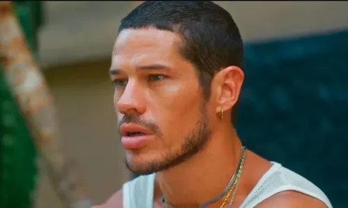 
					José Loreto é flagrado de mãos dadas com mulher e web aponta affair
				
				