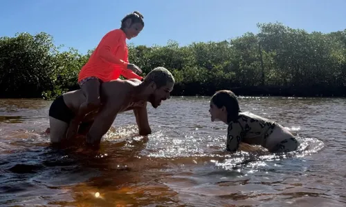
					José Loreto posa com filha e namorada durante viagem na Bahia; FOTOS
				
				