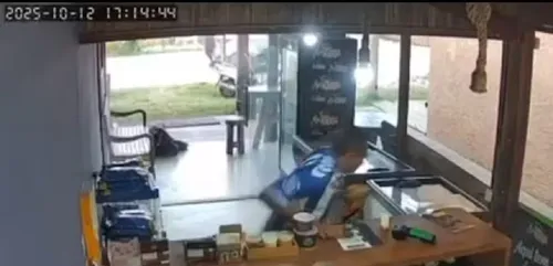 
					Jovem de 19 anos é morto a tiros dentro de loja de açaí em Caraíva
				
				