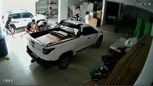 
					Jovem de 24 anos é executado a tiros em fábrica de estofados na Bahia
				
				