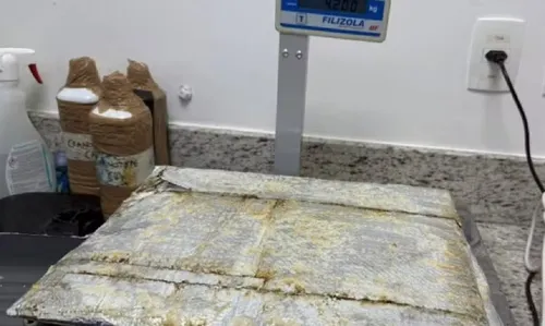 
					Jovem é presa no aeroporto de Salvador ao embarcar cocaína para França
				
				