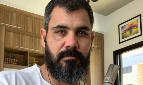 
					Juliano Cazarré é massacrado por famosos após abrir curso para homens
				
				