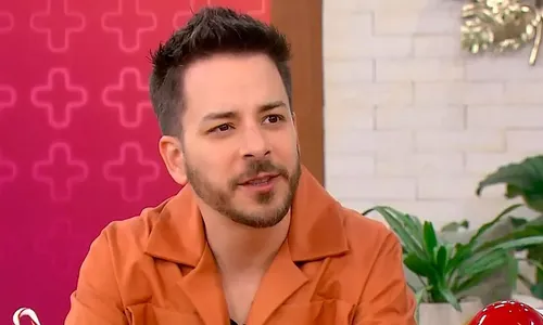 
					Sandy faz rara aparição com namorado e detalhe chama atenção; VÍDEO
				
				