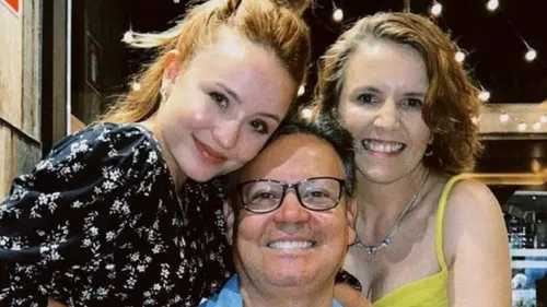 
					Larissa Manoela se manifesta sobre processo contra os pais: 'Grave'
				
				