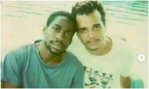 
					Wagner Moura faz rara aparição com filho e semelhança impressiona web
				
				