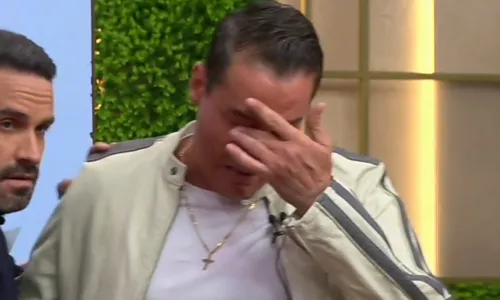   					Leo Dias chora ao vivo ao lembrar da mãe na estreia de programa  				  				