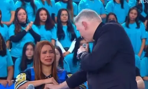 
				
					Lexa cai no choro ao receber bênção do padre Marcelo Rossi no SBT
				
				