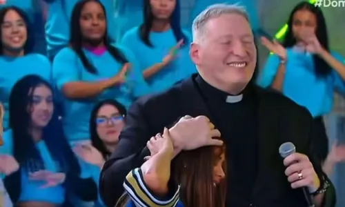 
				
					Lexa cai no choro ao receber bênção do padre Marcelo Rossi no SBT
				
				