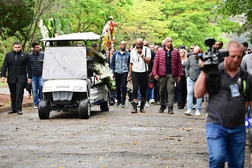 
					Lí Marttins, ex-Rouges e famosos se despedem de JP Mantovani
				
				