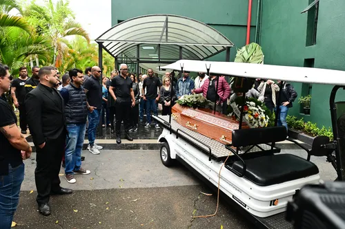 
					Lí Marttins, ex-Rouges e famosos se despedem de JP Mantovani
				
				