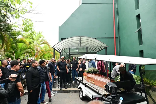 
					Lí Marttins, ex-Rouges e famosos se despedem de JP Mantovani
				
				