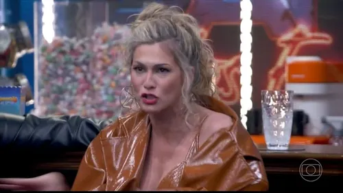   					Lívia Andrade provoca intriga e Huck alfineta: 'Fofocalizando não sai'  				  				