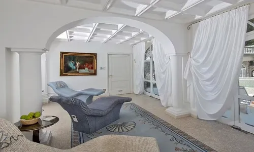 
					Lore Improta e Léo curtem hotel com diárias de R$ 82 mil; conheça
				
				