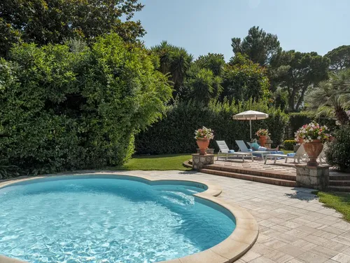 
					Lore Improta e Léo curtem hotel com diárias de R$ 82 mil; conheça
				
				