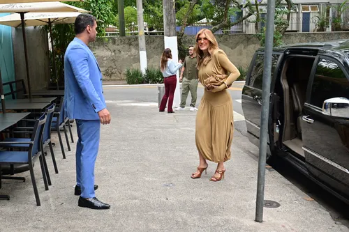 
					Lore Improta faz 1ª aparição após anúncio e barriguinha chama atenção
				
				