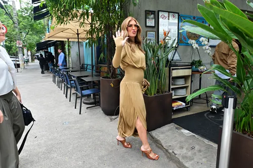 
					Lore Improta faz 1ª aparição após anúncio e barriguinha chama atenção
				
				