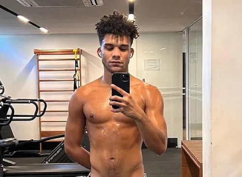 
					Lucas Leto ostenta físico musculoso e arranca elogios: 'Robalo'
				
				