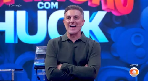 
					Luciano Huck fica sem graça após Lívia Andrade 'mostrar demais'
				
				