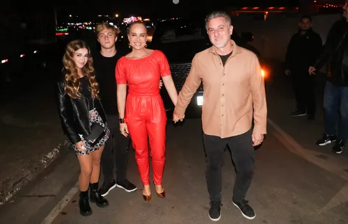 
					Luciano Huck e Angélica roubam a cena com os filhos no The Town; FOTOS
				
				