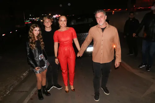 
					Luciano Huck e Angélica roubam a cena com os filhos no The Town; FOTOS
				
				