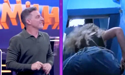 
					Luciano Huck fica sem graça após Lívia Andrade 'mostrar demais'
				
				