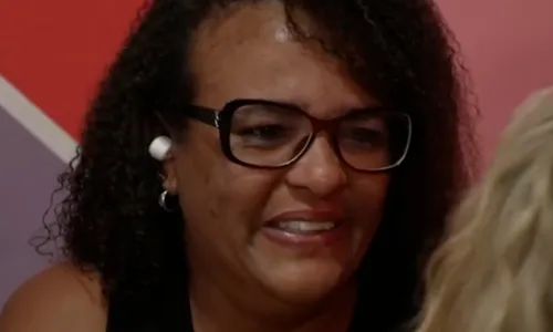 
					Luciano Huck fica sem graça após Lívia Andrade 'mostrar demais'
				
				