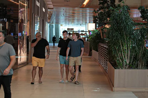 
					Luciano Huck surpreende ao surgir surfando em folga do Domingão; FOTOS
				
				