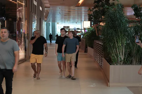 
					Luciano Huck surpreende ao surgir surfando em folga do Domingão; FOTOS
				
				