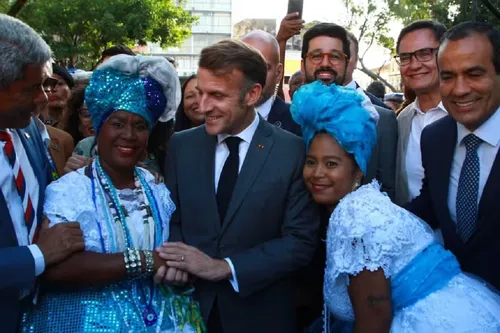 
					Macron toca tambor com Olodum durante passeio em Salvador
				
				