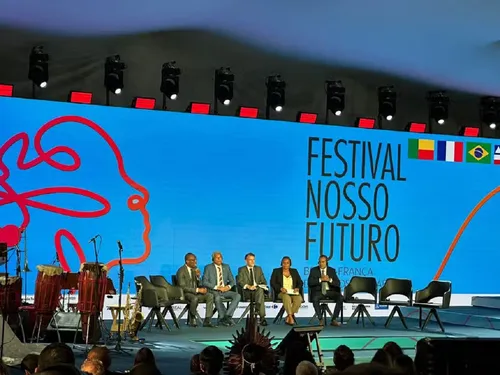 
					Macron toca tambor com Olodum durante passeio em Salvador
				
				