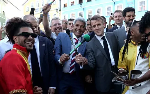 
					Macron toca tambor com Olodum durante passeio em Salvador
				
				