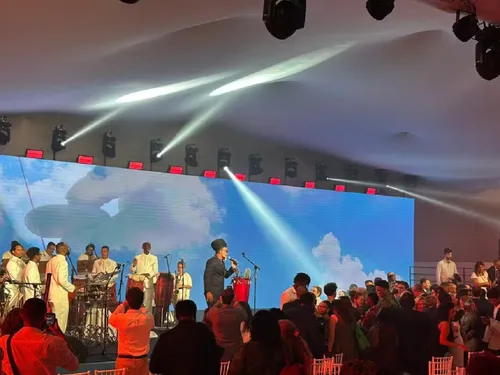 
					Macron toca tambor com Olodum durante passeio em Salvador
				
				