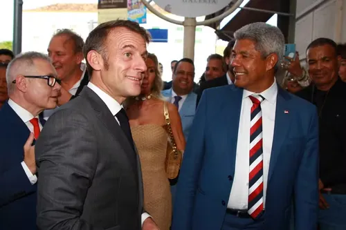 
					Macron toca tambor com Olodum durante passeio em Salvador
				
				