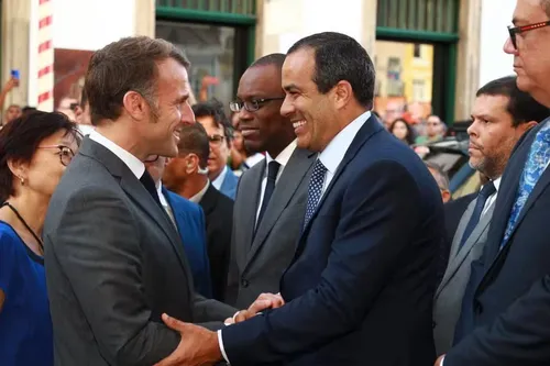 
					Macron toca tambor com Olodum durante passeio em Salvador
				
				