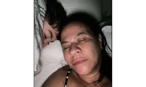 
				
					Mãe de Marília Mendonça surge com neto em meio a polêmica: ‘Essência’
				
				