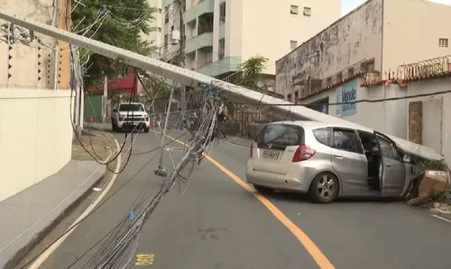   					Mãe e filho ficam feridos após carro bater em poste em Salvador  				  				
