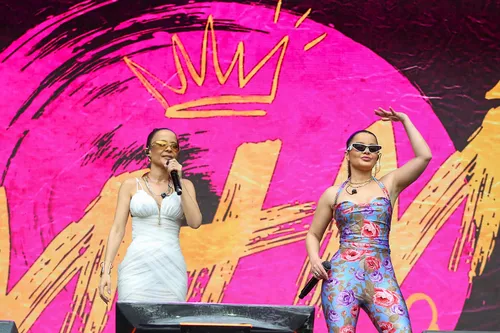 
					Maiara quebra protocolo e defende irmã em show após críticas: 'Louca'
				
				