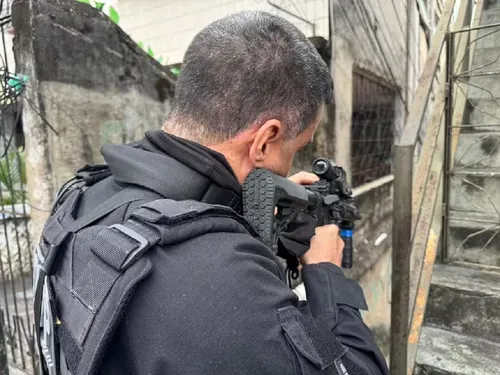 
					Mais de 30 suspeitos são presos em operação contra o Comando Vermelho
				
				