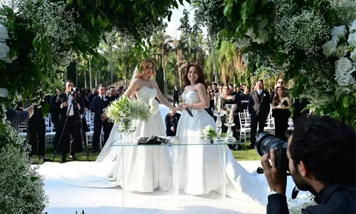  					Mari Fernandez e Júlia Ribeiro se casam na presença de famosos; FOTOS  				  				