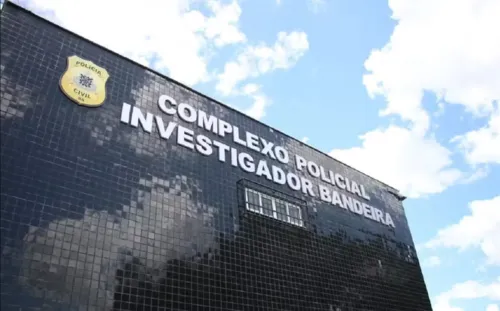   					Médico com dívida de R$ 40 mil em pensão é preso em consultório na BA  				  				