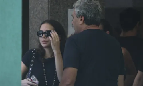 
					Mel Maia surge abalada em velório da mãe no Rio de Janeiro; FOTOS
				
				